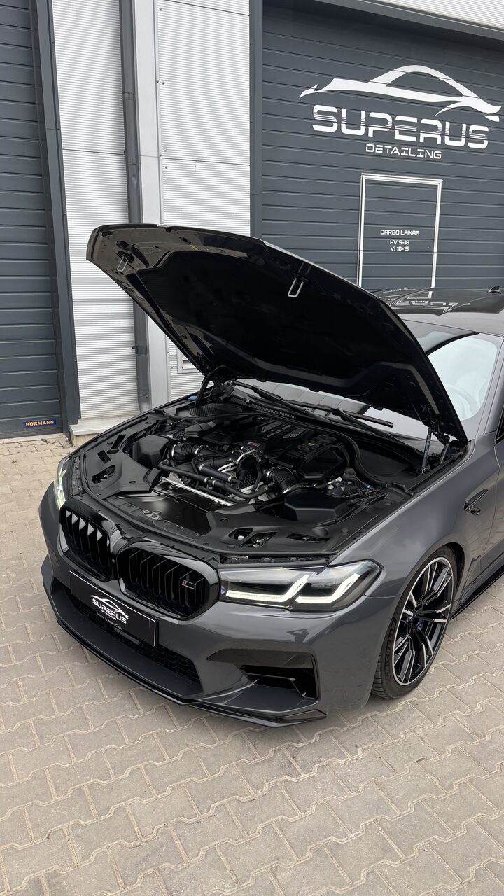 BMW M5 engine bay